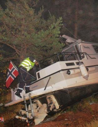 Kjørte 15 meter opp på land
