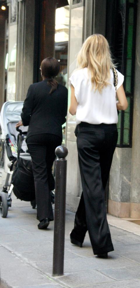 MED S�NN, MANN OG BARNEPIKE: Rachel Zoe kom hastende fra Balmain-visning til Barbara Buis show p� H�tel Ritz i Paris torsdag. Foto: Hege Varsi / Dagbladet