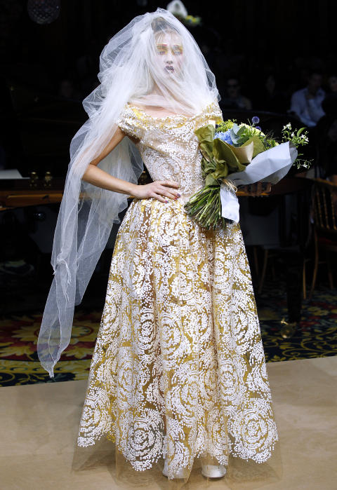 MYSTISK: Vivienne Westwoods red label-visning for neste v�r og sommer i Paris ble avsluttet med denne tylldr�mmen av en kjole, matchet med flokete brudesl�r. Foto: Scanpix