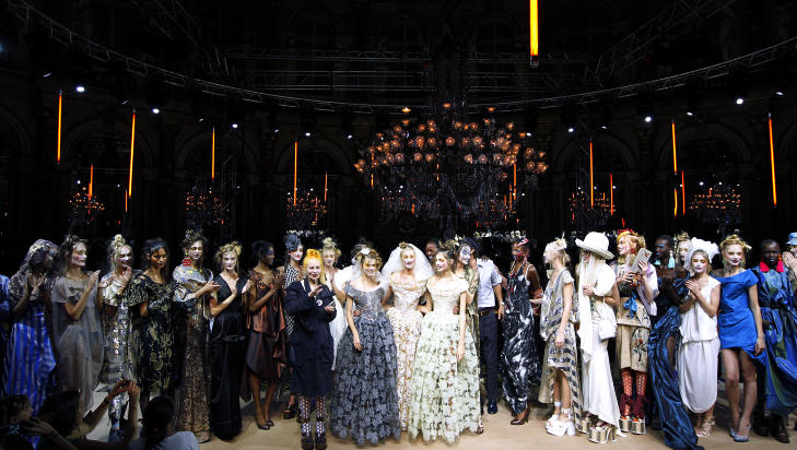 DR�MMELAND: Under majestetiske lysekroner gled Vivienne Westwoods modeller ned catwalken i operahallen ved InterContinental Le Grand i Paris i g�r. Foto: Scanpix