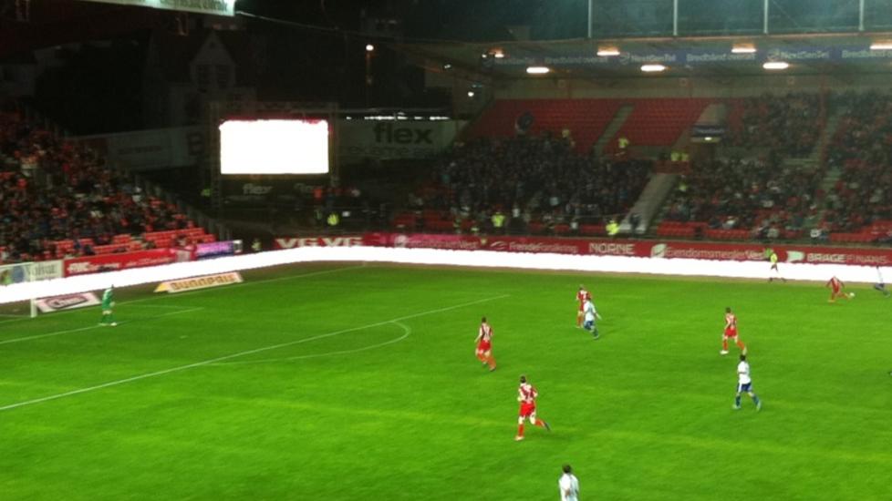 VILLE IKKE H�RE P� TORP: VIF-supporterne (like til h�yre for storskjermen) sang av full hals da Carl-Erik Torps hilsen fra sykesenga ble vist p� de to storskjermene like f�r kampstart. MMS-foto: Gunnhild Toldnes/Dagbladet