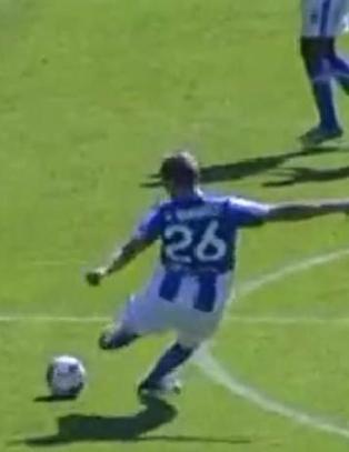 Her skyter han ballen i m�l fra egen banehalvdel