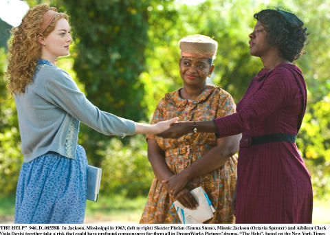 Tabutema igjen: Forfatter Kathryn Stockett og regiss�r Tate Taylor tror rasesp�rsm�let er like aktuelt i dagens USA, og mener det er grunnen til at boka og filmen har truffet s� mange. I hovedrollene: Emma Stone, Octavia Spencer og Viola Davis. Foto: DreamWorks.