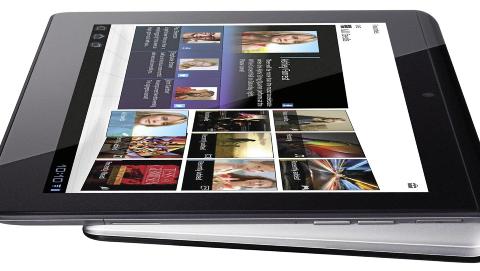 USENTRERT: Sony Tablet S har f�tt en s�kalt off-centric design. Forbildet har v�rt magasinformen, der vekten samles p� den ene siden. I portrettmodus fungerer dette bra p� Sony Tablet S. Foto: Produsent