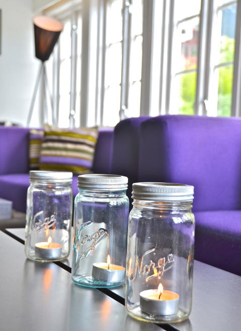 LILLA LOUNGE: I tv-stua fungerer norgesglass som stemningsskapere. Foto: SIGNE SCHINELLER LILLA LOUNGE: I tv-stua fungerer norgesglass som stemningsskapere. Foto: SIGNE SCHINELLER