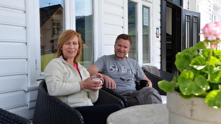 PUST I BAKKEN: Turid og Ove Hillesland sitter ofte på terrassen på Rosendal Turisthotell og ser utover Hardangerfjorden. Frisk luft, rosa pelargonier og en kopp gloheit kaffe er det som skal til for å hente seg inn. Foto: SIGNE SCHINELLER PUST I BAKKEN: Turid og Ove Hillesland sitter ofte på terrassen på Rosendal Turisthotell og ser utover Hardangerfjorden. Frisk luft, rosa pelargonier og en kopp gloheit kaffe er det som skal til for å hente seg inn. Foto: SIGNE SCHINELLER