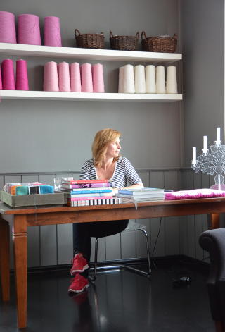 SVARTMALTE GULV: Dette rommet er butikk og showroom for Turid Hilleslands «Cosy Concept». Foto: SIGNE SCHINELLER SVARTMALTE GULV: Dette rommet er butikk og showroom for Turid Hilleslands «Cosy Concept». Foto: SIGNE SCHINELLER