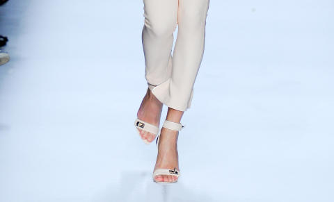 SANDALER: Fasjonable kvinner kommer nok til � st� i k� for de enkle sandalene med en liten metall-l�s. Foto: Stella Pictures