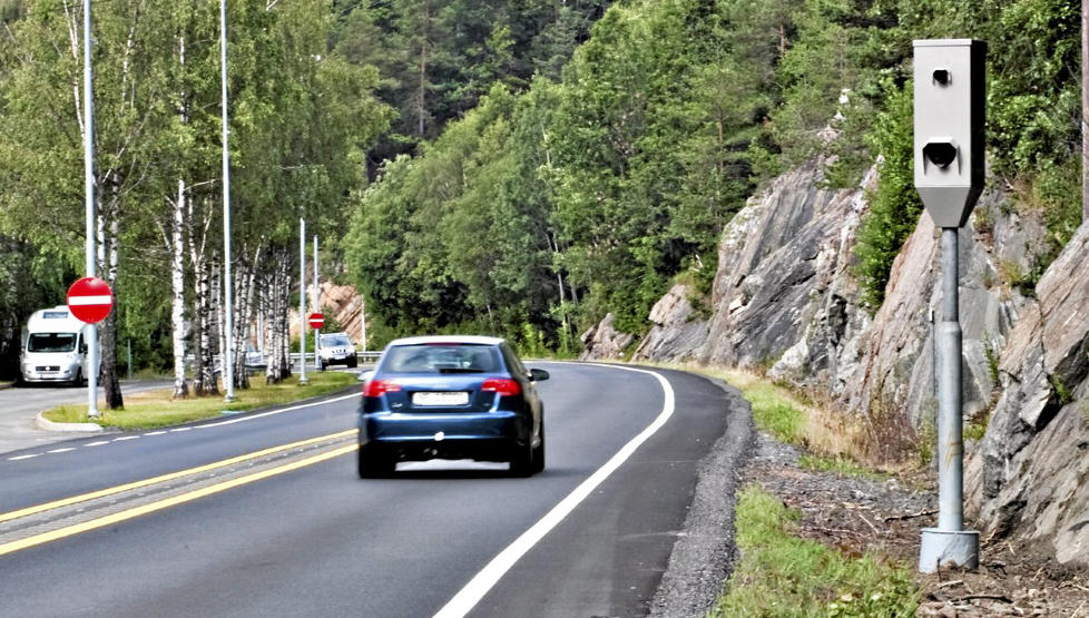 TO BILDER: Gjennomsnittsboksene tar bilde ved start og slutt av m�lefeltet. Deretter regner de ut hvor fort du har kj�rt. Hvis de kommer fram til at du har kj�rt for fort, vil du varsles med et gult lys. Bildet er fra streknings-ATK-en p� E18 i Bamble. Foto: Alf �ystein St�tvig