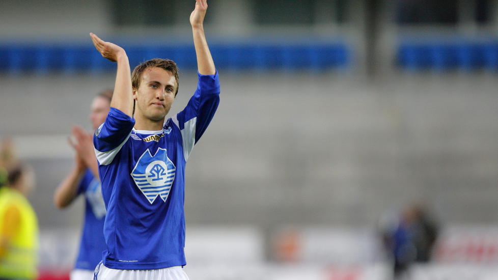EN LITEN BOM OG EN STOR BOM: Verre enn at Mattias Mostr�m vikarierer som Magnus Wolff Eikrem p� Dagbladets sportssider, er det faktum at U21-trener Per Joar Hansen mener en av Tippeligaens fremste pasningspillere - om ikke den beste - mangler litt p� fysikken, skriver Morten P i dagboka.
Foto: Svein Ove Ekornesvaag / Scanpix