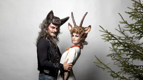 Dyrisk:  Ellingsen med kollega �ystein R�ger i Rockeulven, Nationaltheatrets store h�st og vintersatsing for sm� - og store - barn. (Foto: Nationaltheatret)