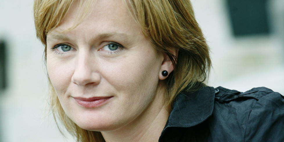 GJENKJENNELIG: Marit Eikemo skriver b�de t�rrvittig og skremmende gjenkjennelig om bygdefolk og bymennesker, mener anmelderen.