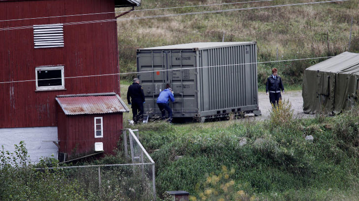 UNDERS�KELSER: Kriminalteknikerne har blant annet tatt fingeravtrykkpr�ver p� containeren. Foto: ERLING H�GELAND/Dagbladet