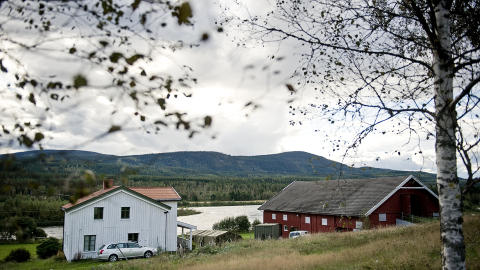 G�RDEN: De to hovedbygningene p� g�rden er hovedhuset og l�ven. Mellom dem st�r politicontaineren. Foto: Benjamin A. Ward/Dagbladet