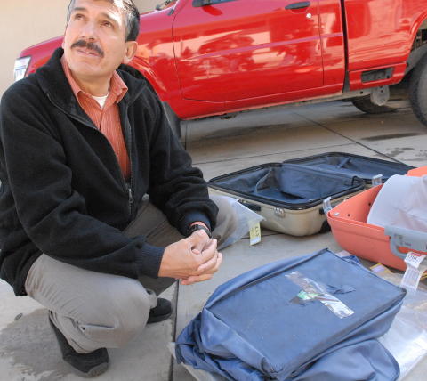 VEIDE SAMMEN MED BAGENE: Politiet i Bolivia veide kokainen sammen med bagene de l� i. Her st�r den n� korrupsjonsbeskyldte og tidligere sjefen for narkopolitiet i Cochabamba, Milton Sanchez, ved koffertene. Foto: Arild Vik/Scanpix