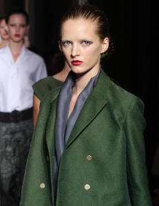 M�rkt, mosegr�nt og h�stlig hos Yves Saint Laurent