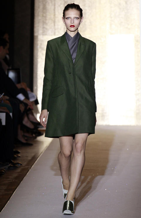 M�RK V�R?: Yves Saint Laurent og designer Stefano Pilati presenterte en uvanlig m�rk v�r- og sommerkolleksjon under moteuka i Paris i g�r. Foto: Scanpix