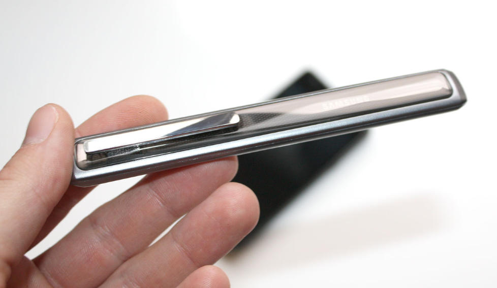 BARE R�R: Samsung HM5000 er slett ikke noen h�ndfri, men et tr�dl�st telefonr�r du holder inntil �ret. Foto: Marius Valle/Mobili.no