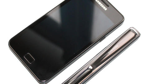 TILBEH�R: Samsung HM5000 kan brukes sammen med alle telefoner med Bluetooth. Her ved siden av Samsung Galaxy S II. Foto: Marius Valle/Mobili.no