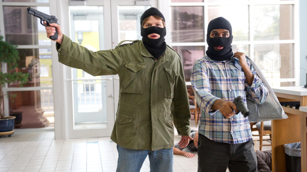 AMAT�RER: Nick (Jesse Eisenberg) og Chet (Aziz Ansari) tvinges til � robbe en bank i �30 Minutes or Less�.