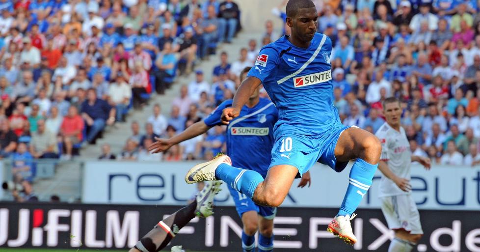 M�LL�ST: Ingen av lagene klarte � score i l�rdagens Bundesliga-kamp mellom Bayern M�nchen og Hoffenheim, men blant de 30 000 tilskuerne p� Rhein-Neckar-Arena p� l�rdag var det i det minste ett h�ydepunkt. Her stopper Bayern-keeper Manuel Neuer Hoffenheims Ryan Babel. Foto: Uli Deck/EPA