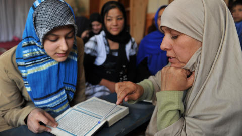 P� SKOLE: L�rer Meher Afroza (t.h) med en gruppe elever p� en koranskole i Kabul. Mange afghanske kvinner f�r imidlertid aldri den undervisningen de har rett til. Foto: AFP/Adek Berry