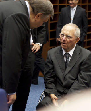 DISKUTERER: Finansministrene Evangelos Venizelos og Wolfgang Schauble. Foto: AFP/JEAN-CHRISTOPHE VERHAEGEN/Scanpix