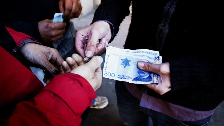 �PENLYST: Siden juni har politiet i Oslo holdt stand p� Jernbanetorget for � f� slutt p� �penlys kj�p, salg og bruk av narkotika, men i Skippergata g�r salget fortsatt friskt for seg p� h�ylys dag. Her selger Stian til en kar som sier han er sjuk og trenger friskmelding. Foto: Lars Myhren Holand