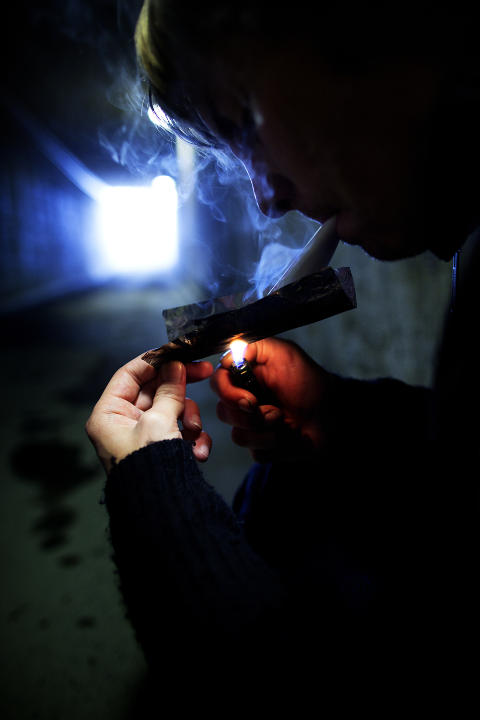 VIL VEKK: Stian dr�mmer om et annet liv enn � pushe dop i Oslo, men sier ingen vil ansette ham siden han venter p� en fengselsdom etter � ha blitt tatt for besittelse og salg av narkotika flere ganger. Nylig skulle han i rettsm�te, men saken ble utsatt igjen fordi han nok en gang var tatt for salg i sentrum. Foto: Lars Myhren Holand