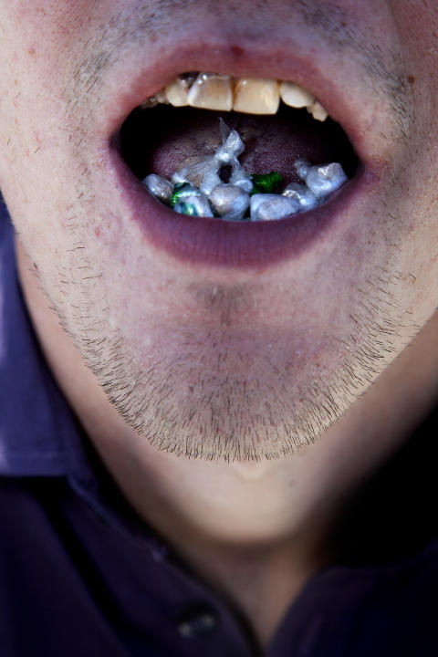 KJEFTEN FULL AV D�D: Dersom Stian svelger ned og det g�r hull en av de sm� pakkene mer heroin han gjemmer i munnen, betyr det d�den. Foto: Lars Myhren Holand