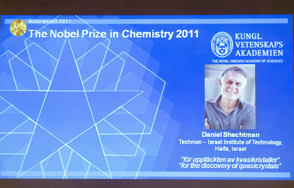 BEL�NNET: Israelske Daniel Shechtman ble latterliggjort av kolleger og kastet ut av forskningsgruppen, etter at han s� et m�nster i mikroskopet som stred mot datidas kunnskap. I dag ble han bel�nnet med Nobelprisen i kjemi. Foto: AFP PHOTO/JONATHAN NACKSTRAND/SCANPIX