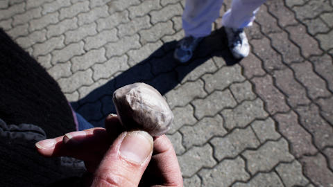 KJEMPEKLUMP: Srian med over fem gram heroin han skal selge videre til en annen sm�dealer. Foto: Lars Myhren Holand