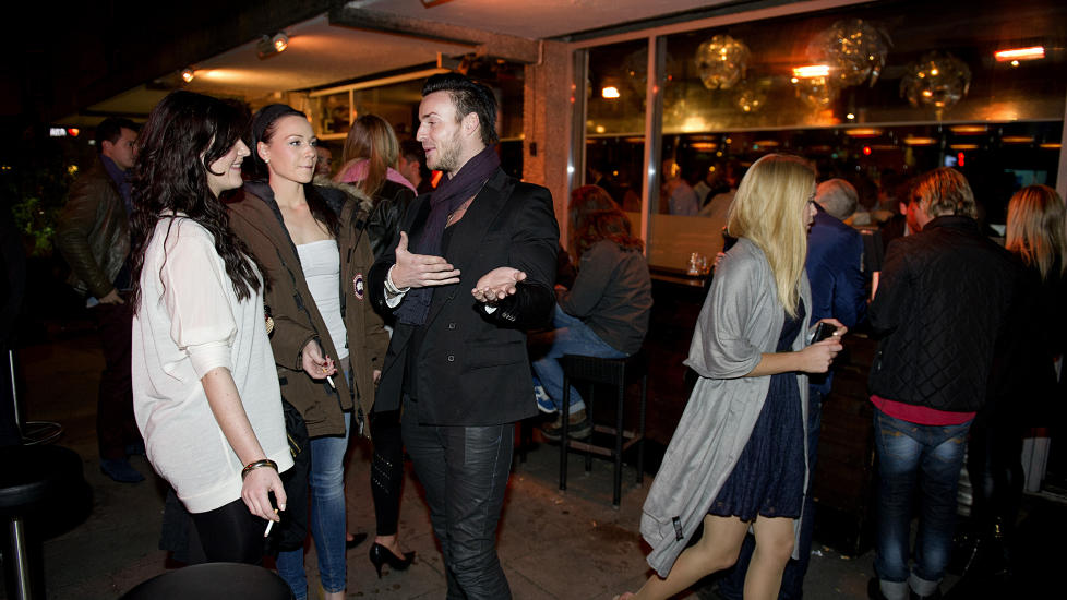 P� JOBB P� BYEN: Tidligere �Paradise Hotel�-vinner Niklas Vindel har f�tt jobb som street-caster for sesong fire av skandalerealityen, og jakter etter potensielle deltakere blant festglade mennesker p� byen. Foto: �istein Norum Monsen