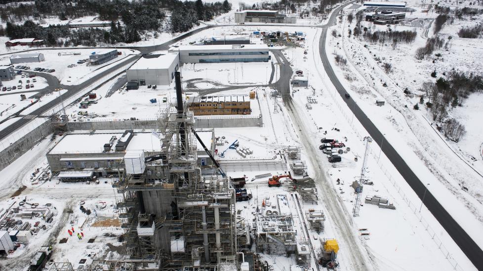 TAR FORM: Teknologisenter Mongstad (TCM) begynner � ta form. De to selskapene Alstom Norway og Aker Clean Carbon bygger hvert sitt renseanlegg p� Mongstad. Begge skal komme i drift rundt kommende �rsskifte. Foto: Marit Hommedal / SCANPIX