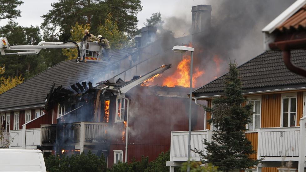 REKKEHUS: Klokken 16.30 onsdag var 12 leiligheter ber�rt av brann og r�yk, seks av dem totalskadd. Foto: Stener Kalberg/www.xtremfoto.no