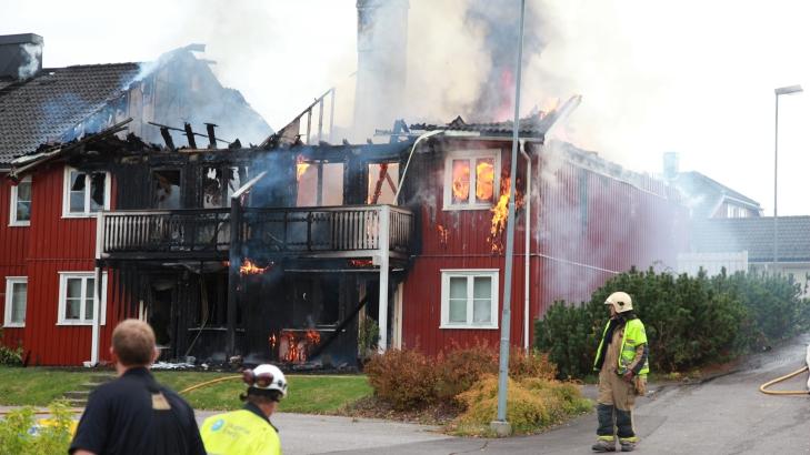BRENT NED: Brannvesenet fryktet lenge spredning av brannen. Foto: Stener Kalberg/www.xtremfoto.no