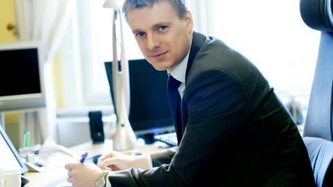VIL IKKE FREDE: Statssekret�r Kjetil Lund (Ap) ved Finansdepartementet vil ikke frede fordelene elbilene i dag har for mer enn ett �r av gangen. Foto: FD