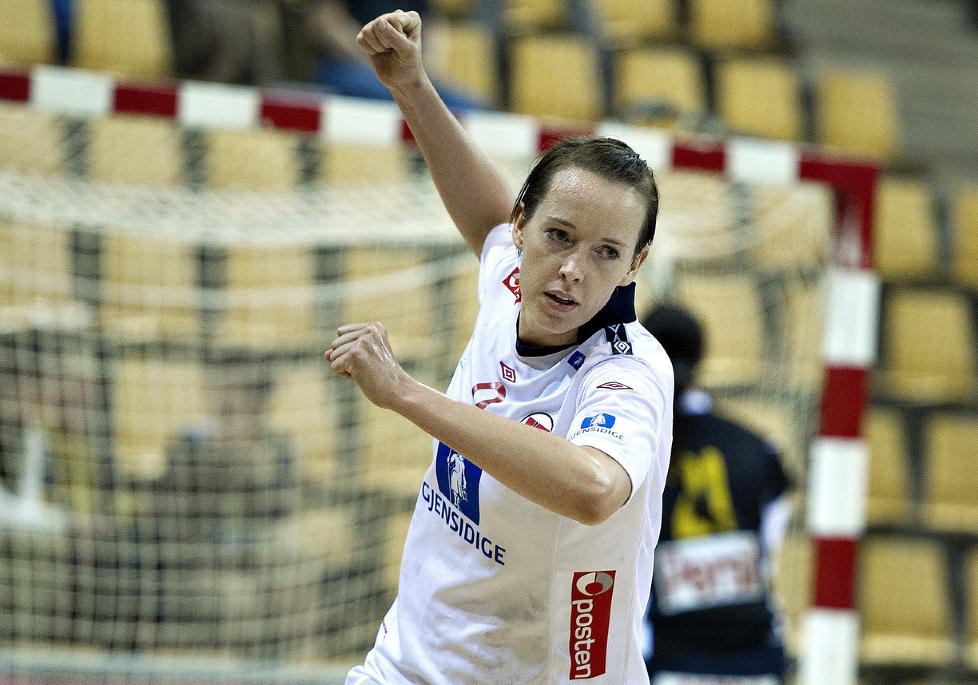 HAR NETTOPP GJORT COMEBACK: Kristine Lunde-Borgersen var nettopp kommet tilbake i den norske landslagsdrakta etter f�dsel, men etter � ha brukket et bein i pekefingeren og sl�tt tommelen ut av ledd blir det en god stund til neste gang. 
Foto: Henrik Bagger / SCANPIX