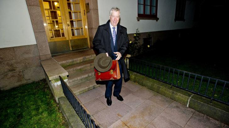 NY BUDSJETTHATT: Finansministeren Sigbj�rn Johnsen stilte med ny budsjetthatt som muligens sitter litt trangere enn fjor�rets hatt. Foto: Thomas Rasmus Skaug / Dagbladet