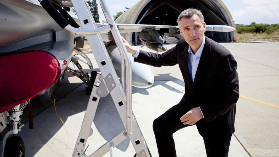 Regimeendring: Statsminister Jens Stoltenberg p� Souda Air Base p� Kreta i mai, der han tok en titt p� et av F-16-flyene Norge bidro med til Nato-operasjonen i Libya. �Sikkerhetsr�dets resolusjon om flyforbudssone, v�penembargo og beskyttelse av sivile ble i praksis brukt til noe mer, nemlig regimeendring med milit�r makt�, skriver kronikkforfatteren. Foto: Tore Meek/Scanpix