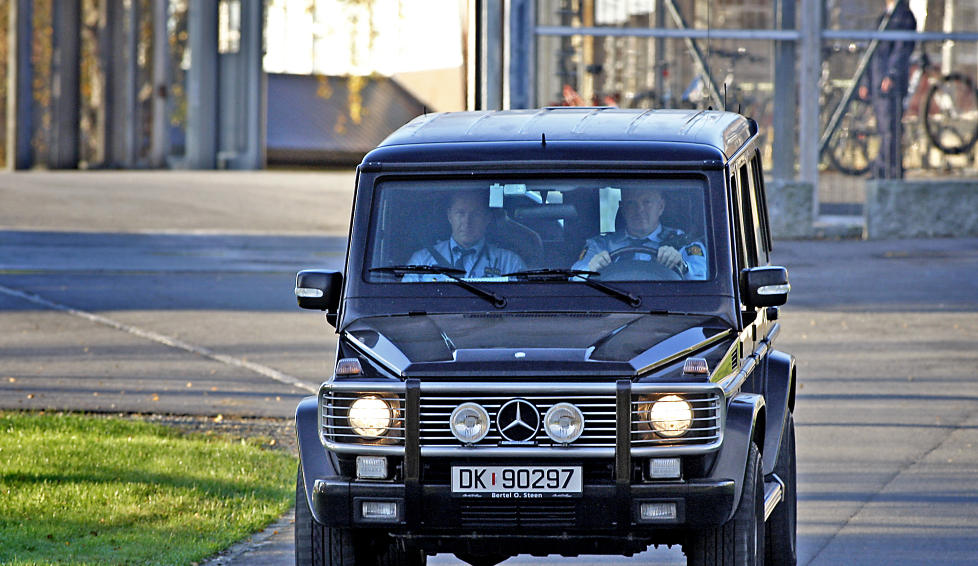 H�Y SIKKERHET: Politiet transporterer her Anders Behring Breivik fra Ila fengsel til Politihuset p� Gr�nland for avh�r. Foto: ERLING H�GELAND/Dagbladet