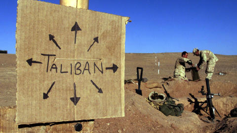 Bred st�tte: Amerikanske soldater s�r i Afghanistan fyller sandsekker for � beskytte seg. Bildet er fra desember 2001. �Den 7. oktober 2001 var det bred internasjonal oppslutning om � eliminere al-Qaidas baser og fjerne Taliban fra makta, men s� kom den fatale krigen i Irak og st�tten smuldret bort�, skriver Sverre Lodgaard. Foto: Jim Hollander/Reuters/Scanpix