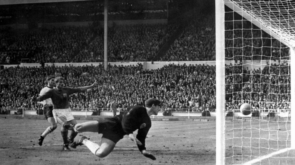 OG HER AVGJ�RES KAMPEN: Geoff Hursts 3-2-m�l mot dav�rende Vest-Tyskland er kontroversielt den dag i dag. N� viser det seg ogs� at tre av de vesttyske spillerne var dopet under mesterskapet, skriver Der Spiegel.Arkivfoto: AP/Scanpix