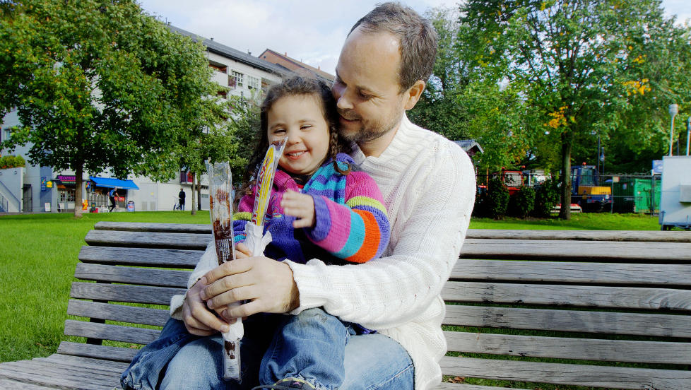 KOM SEG VIDERE: Marius Holmsen har skrevet blogg, er spaltist i magasinet �Foreldre og barn�, og ga nettopp ut boka �Maria og Pappa - livet etter mamma� p� Juritzen forlag. For to �r siden d�de kona, Soad, av kreft. Da ble han alene med datteren Maria (3). Foto: Nina Ruud