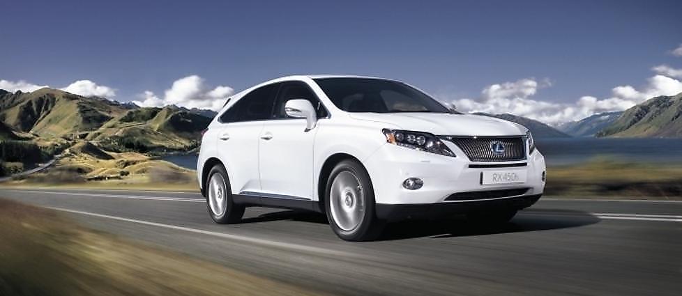 BILLIGERE: If�lge informasjonssjef Espen Olsen i Toyota Norge, vil st�rre og dyrere biler som denne hybridmodellen Lexus Rx450h, g�r ned med nesten 42 000 kroner i engangsavgift som f�lge av de nye avgiftsreglene foresl�tt i statsbudsjettet for 2012. Foto: LEXUS