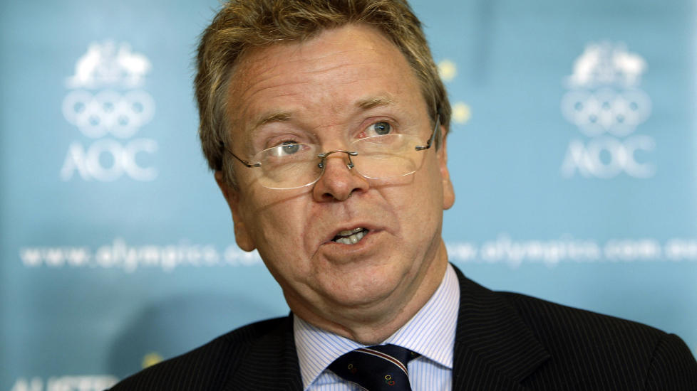 UENIGE: Lederen i Den britiske olympiske komiteen, Colin Moynihan, sier Storbritannia kommer ikke til � f�lge avgj�relsen i Idrettens voldgiftsrett (CAS) om � tillate dopingtatte ut�vere � f� starte i OL.Foto: SCANPIX/AP/Rick Rycroft