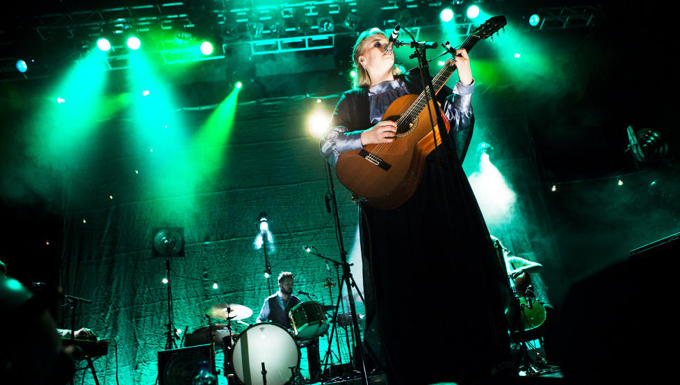 ANE OG OSS: P� kj�rlighetssangen �Oh Love� fikk Ane Brun hele salen til � synge ordene �go on belive� og s�rget for god stemning p� Sentrum Scene. Foto: Sondre Steen Holvik / Dagbladet