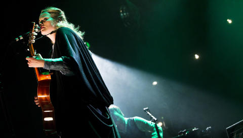 VISUELL OG STERK: Ane Brun gj�r sterkt inntrykk p� scenen. Foto: Sondre Steen Holvik / Dagbladet
