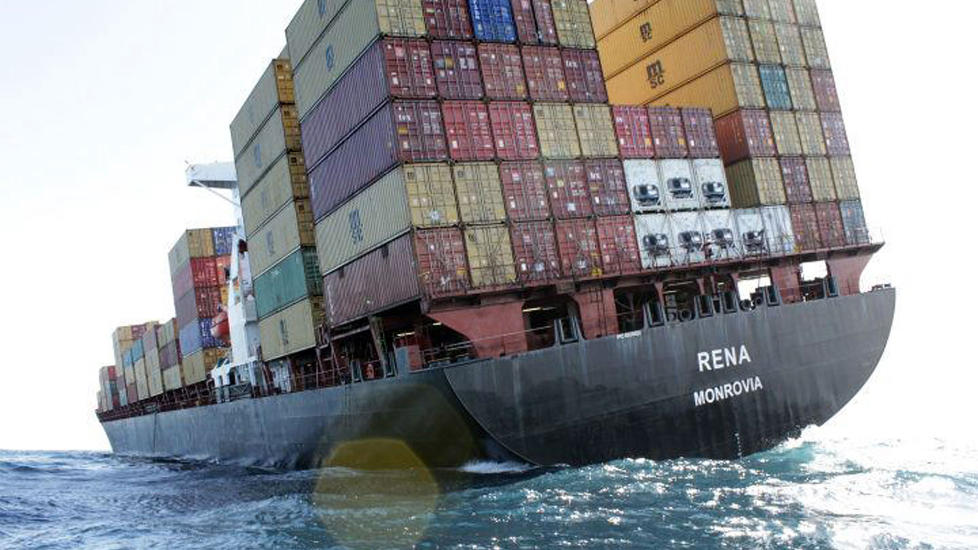 FRYKTER KATASTROFE: Det Liberia-registrerte lastetskipet �Rena� st�r p� grunn utenfor New Zealand. Myndighetene frykter at skipet kan knekke, synke og f�re til en milj�katastrofe. Foto: AFP PHOTO / Bay of Plenty Regional Council / SCANPIX