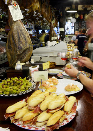 PINTXOS: Bardisker som bugner av delikat sm�mat gir valgets kvaler. Foto: KJERSTI GJEMS VANGBERG